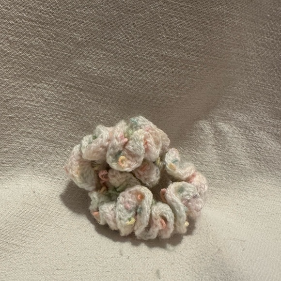 Hand crochet ruffle scrunchie - Picture 1 of 2